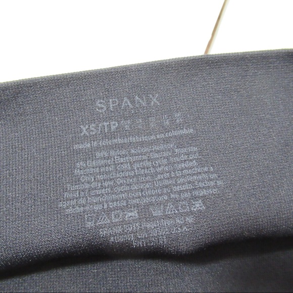 Spanx Look at Me Now Seamless Slimming Cropped
Leggings Size XS Navy - Picture 6 of 10